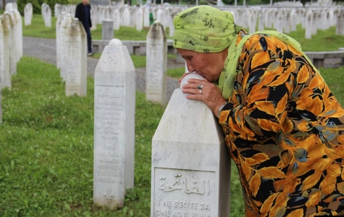 Nezira 29 godina nakon srebreničkog genocida: Ostalo mi je da grlim bijele i hladne nišane